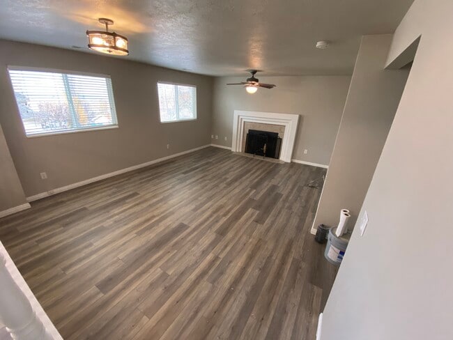 Building Photo - 183 E Manilla Dr