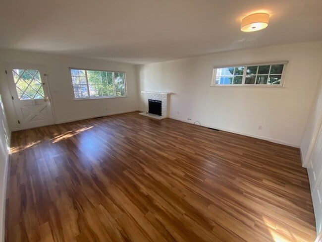 Building Photo - Charming Monterey Home