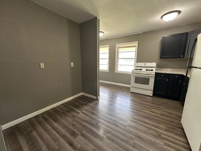 Building Photo - 2 bedroom house available now $750