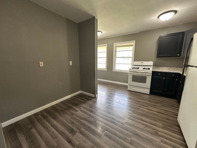 Foto del edificio - 2 bedroom house available now $750