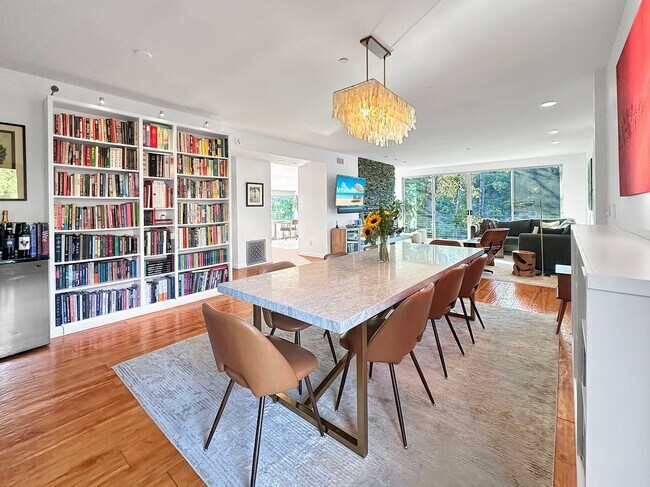 Foto del edificio - 8265 Mannix Dr