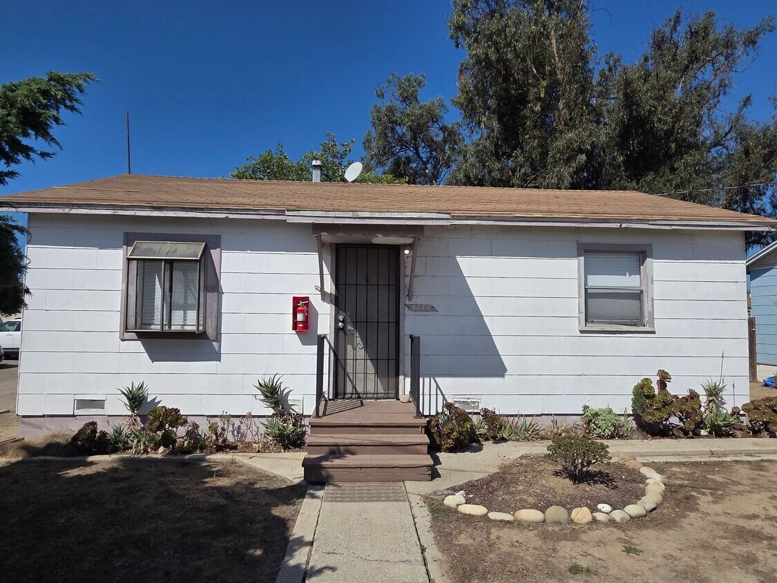 Foto principal - Ventura - Small 1 bedroom house w/ yard $2350