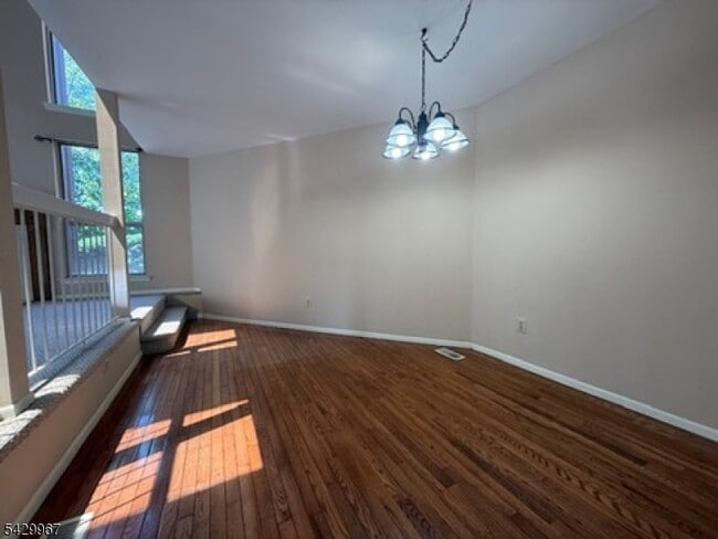 Foto del edificio - 3844 Bloomingdale Dr