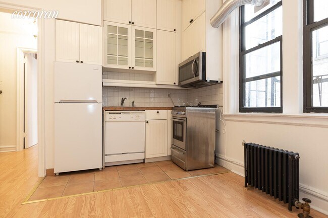 Building Photo - 166 E 92nd St
