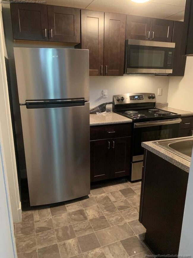 Building Photo - 220 Kelton St