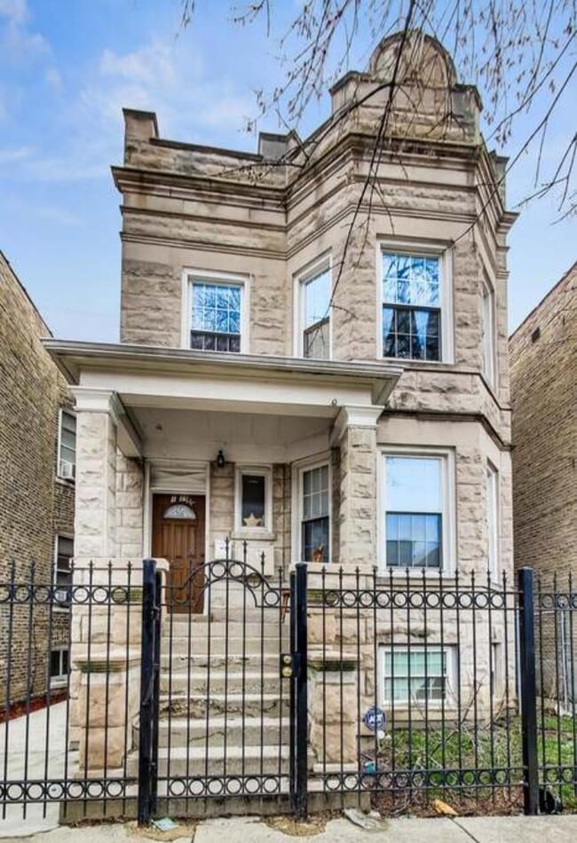 Garden apartment in Humboldt Park - 1039 N Lawndale Ave