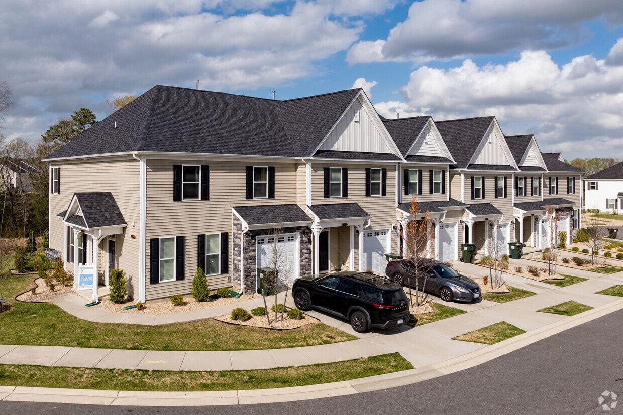 Primary Photo - Hillpoint Preserve Townhome Apartments