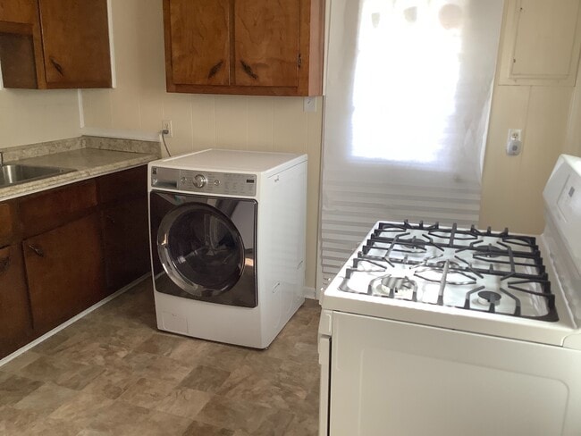 Building Photo - Beautiful 2 Bedroom Single Family Home