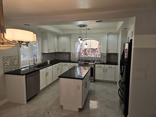 Foto del edificio - Beautiful 4 bedroom 2.5 bath !