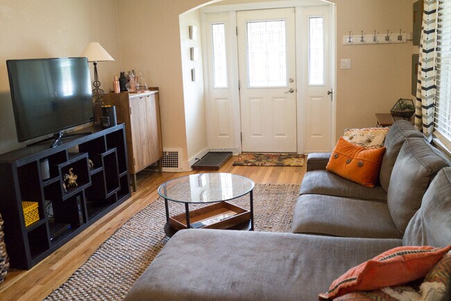 Foto del edificio - Evolve Real Estate: Charming Ranch Home with Large Yard and Finished Basement in Englewood! Avail...