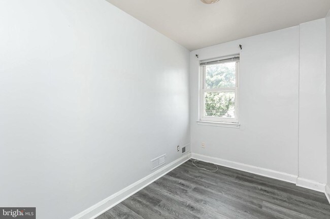Building Photo - 646 48th St