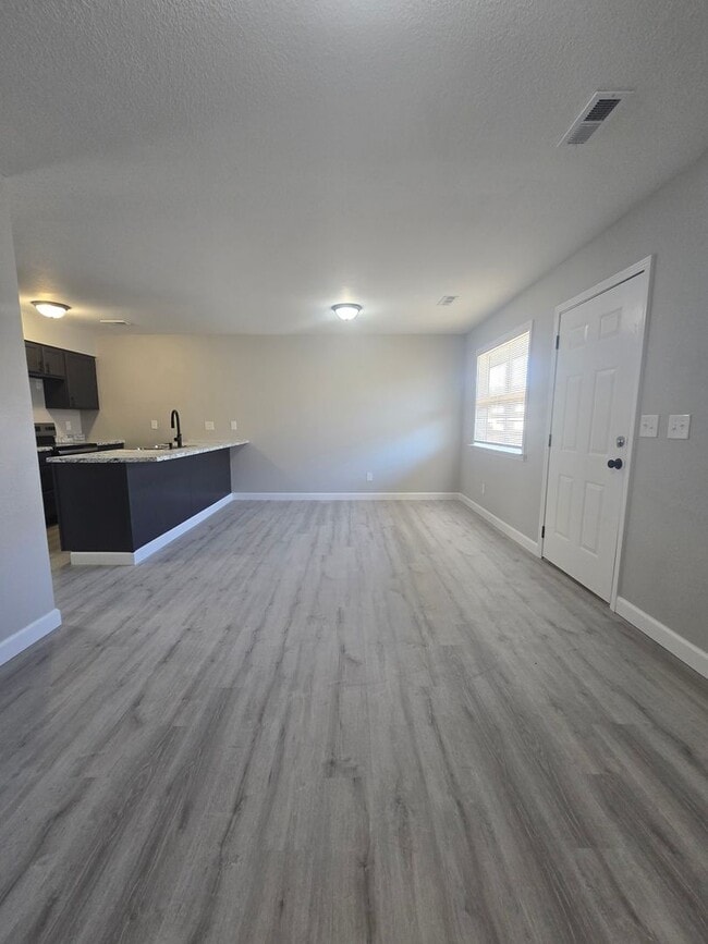 Building Photo - 2 Bedroom , 1 Bathroom Apartment!