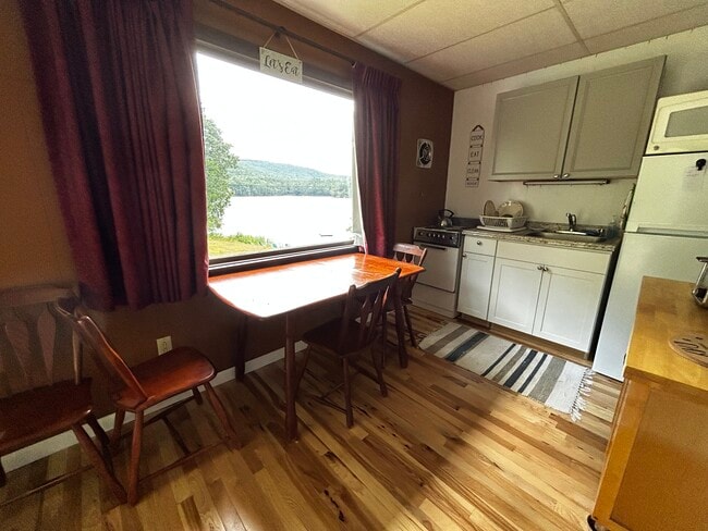 Kitchen - 302 Lake Ave