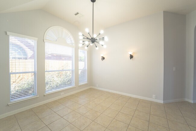 Building Photo - 2910 Sandleigh Dr