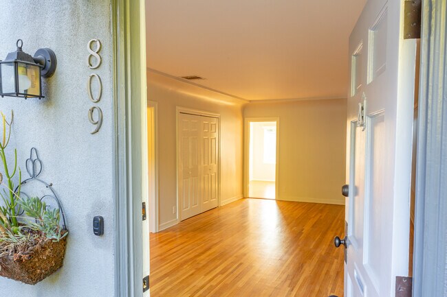 Building Photo - 809 N Sweetzer Ave