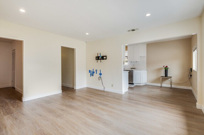 Building Photo - 1617 Armour Ln