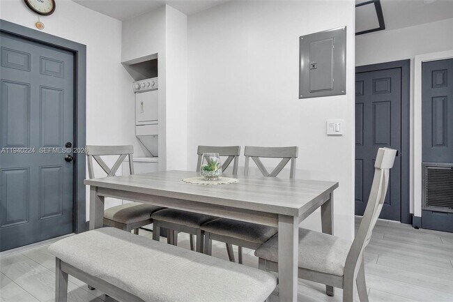 Foto del edificio - 100 NE 71st St