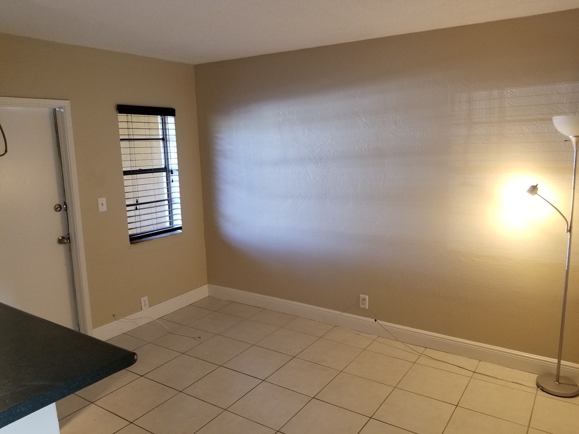 living room - 4081 N Dixie Hwy
