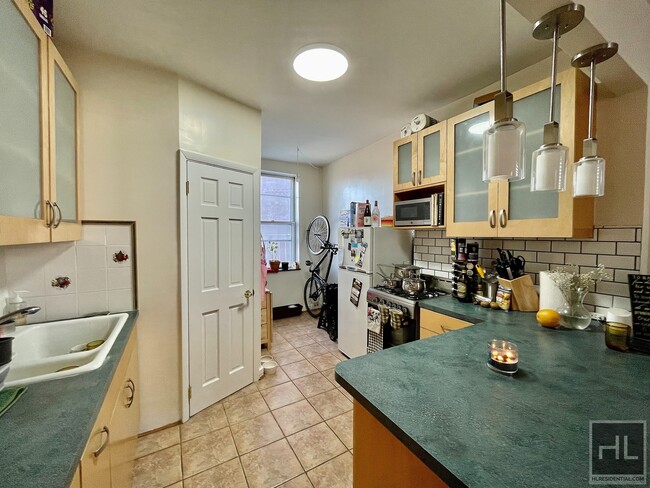 Building Photo - Gorgeous pet-friendly 1.5 bedroom apartment