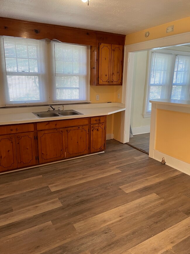 Building Photo - 3918 Plainview Rd