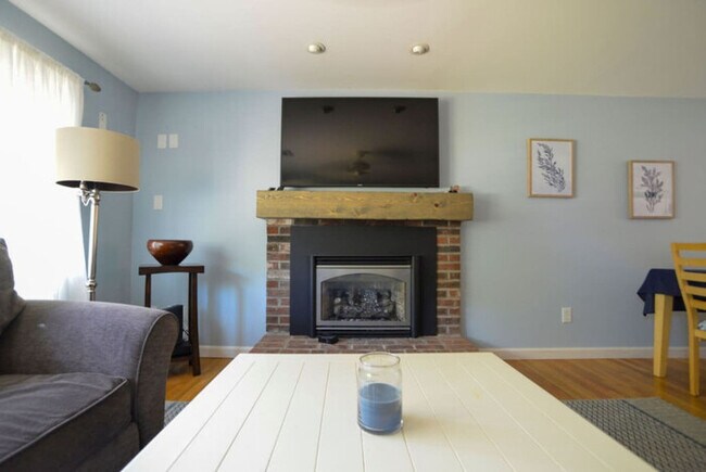 Building Photo - Cozy Coastal Retreat West Dennis