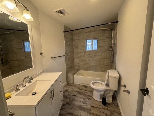 Building Photo - 2 High Rd