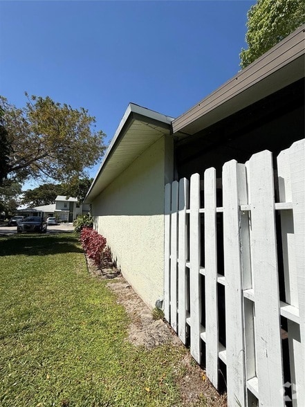Building Photo - 873 Crystal Lake Dr
