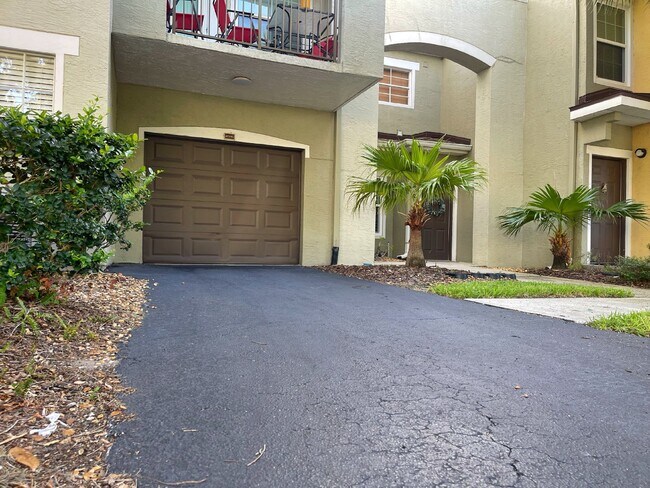 Building Photo - Las Palmas ground floor condo with garage ...