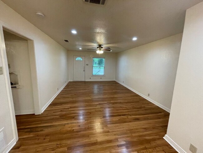 Foto del edificio - Nice single story home in East Ft. Worth