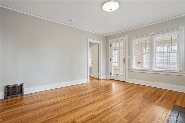 Foto del edificio - 3 BEDROOM, PLUS 1 BONUS ROOM, 2 BATHROOM SINGLE FAMILY HOME CLOSE TO DOWNTOWN CHEYENNE