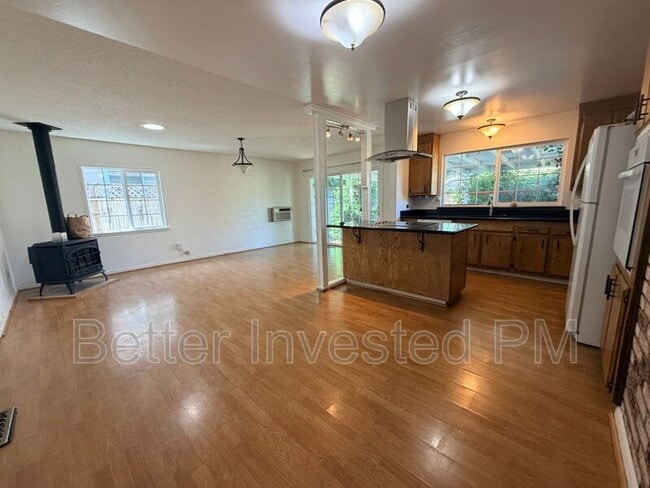 Building Photo - 1713 Mariposa Dr