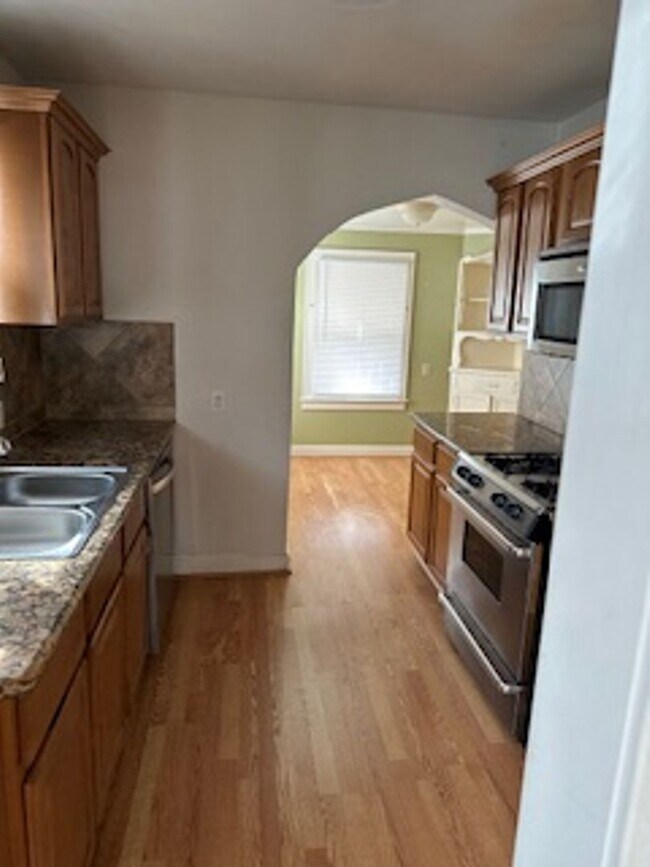 Building Photo - 2 bedroom 1 bath Near The Plaza
