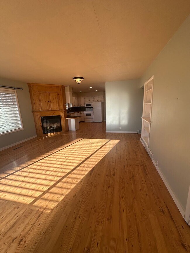 Building Photo - Beautiful 3 bed 1 bath home located in Men...