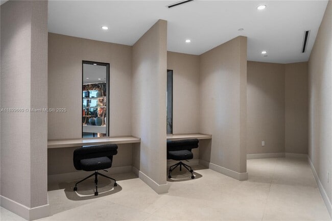 Foto del edificio - 700 NE 24th St