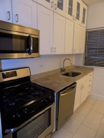 Building Photo - 549 W Dickens Ave