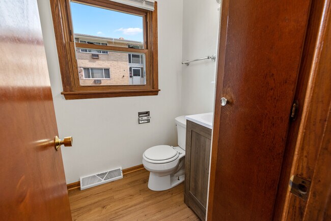 Foto del edificio - 2825 E Grange Ave