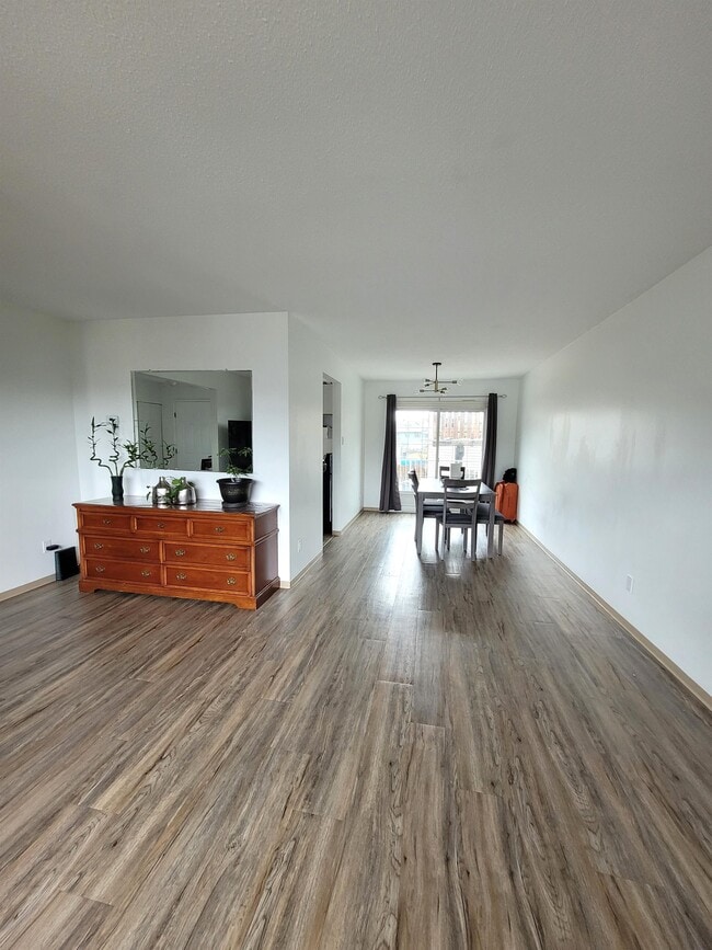 Building Photo - 102 Raven Crescent