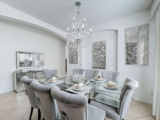 Foto del edificio - STUNNING Emerald Island Resort 5 bedroom 4.5 bath Luxury Home FULLY FURNISHED! 3 miles from Disney!