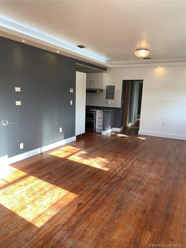 Building Photo - 2463 Pine Tree Dr