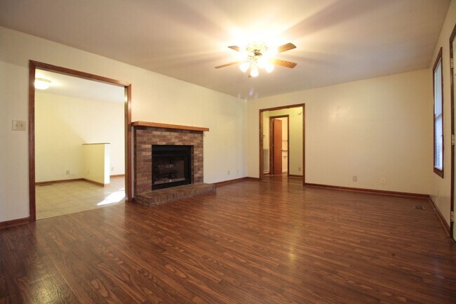 Foto del edificio - 205 Farmer Rd