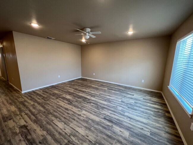 Foto del edificio - 3 BEDROOM HOME IN NORTH LUBBOCK