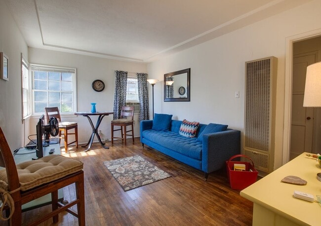 Foto del edificio - 706 1/2 North McCadden Place