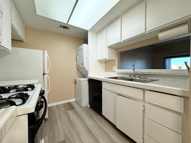 Building Photo - AVAILABLE NOW!! Charming UPSTAIRS 2 Bed/ 1 Bath Condo in Indio!!
