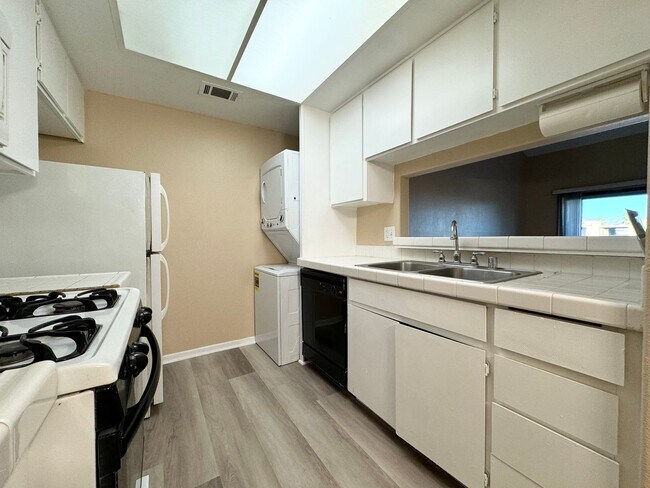 Foto del edificio - AVAILABLE NOW!! Charming UPSTAIRS 2 Bed/ 1 Bath Condo in Indio!!