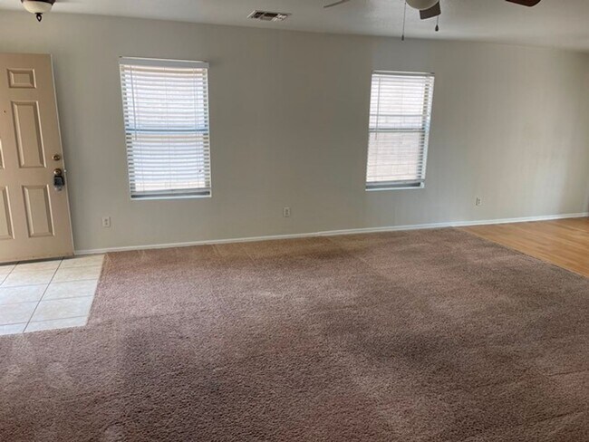Foto del edificio - 3 bedroom 2 bedroom home in Garden Park.