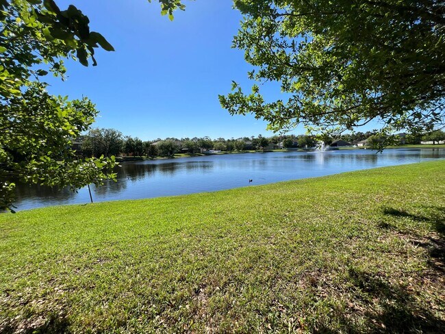 Foto del edificio - Beautiful 4 Bedroom 3 Bathroom Lake View Home in Gated Community of Timber Isle