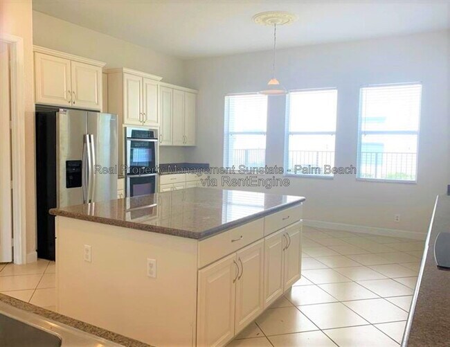 Building Photo - 630 Triana St