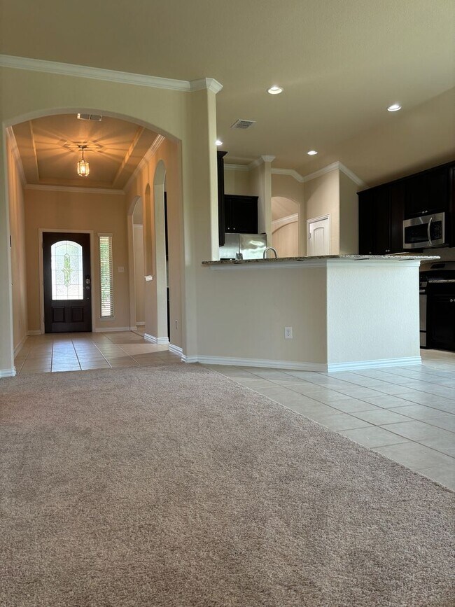 Building Photo - 3/2/2 Ready to Go! Located on the greenbelt!