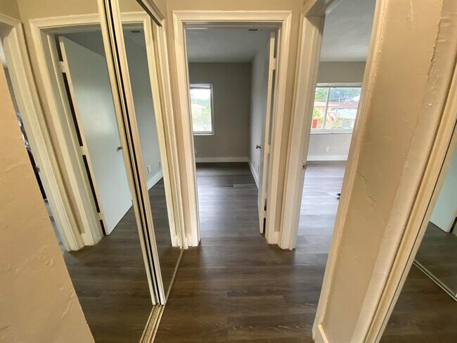 Building Photo - 325 SE 10th Ave