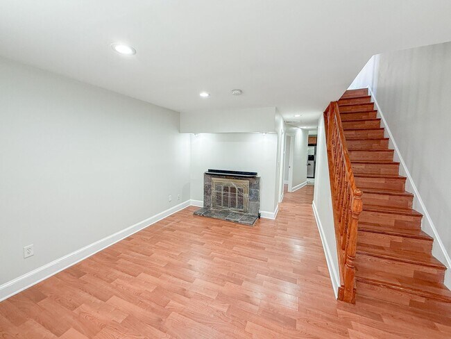 Foto del edificio - STUNNINGLY RENOVATED 5BR/2BA END UNIT ROW ...